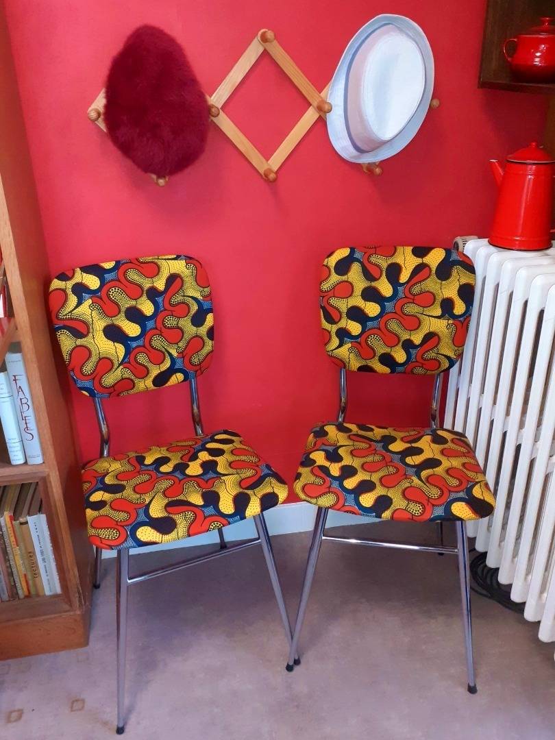 Cristina - tapissier d'ameublement - Limoges - café-brocante Le Vieux BouQ' - rue haute-Vienne - chaise année 70- chromée - wax Hollandais - Vlisco